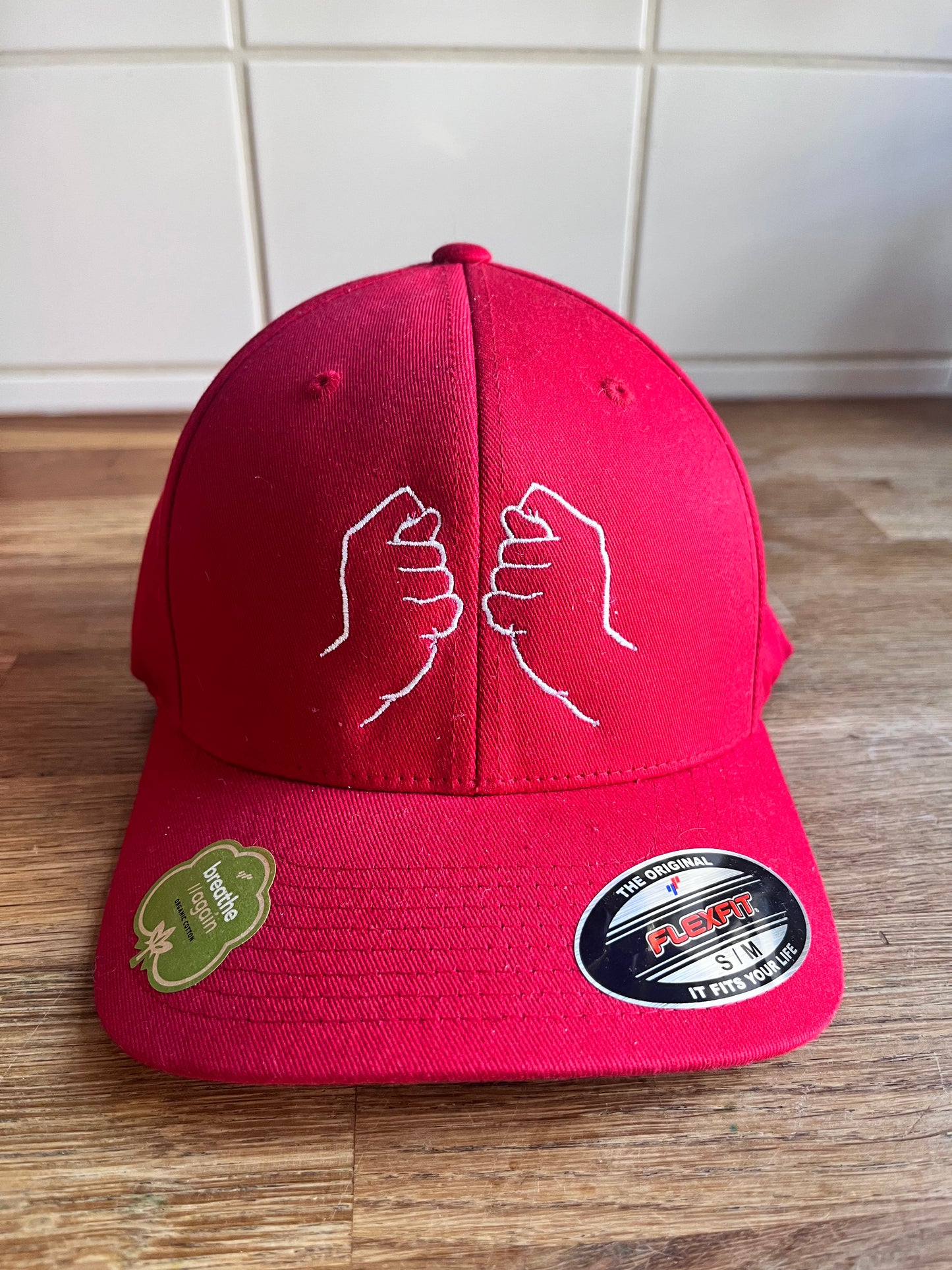 Rote Cap mit Doppel Daumen Aufdruck